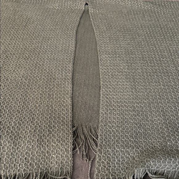 Shawl wrap very large gray with a sparkly metallic thread going through it - Picture 2 of 9